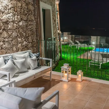 Sparviero Luxury Suites Hotel *