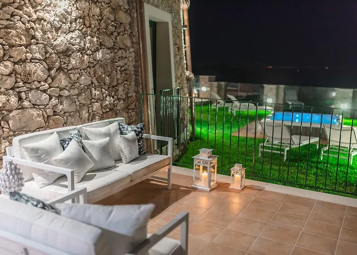 Sparviero Luxury Suites Hotel *